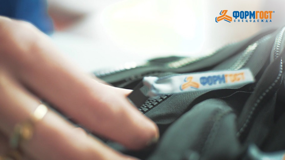 Крепкая молния - трактор на спецодежде производства ФОРМГОСТ